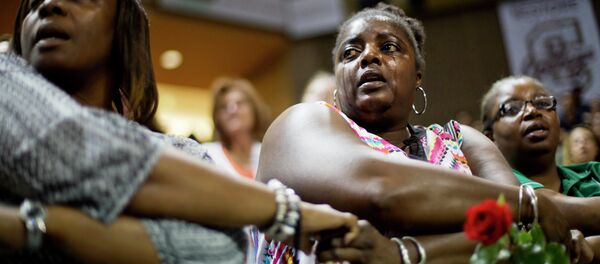 Hiljade ljudi na bdenju žrtvama pucnjave u Čarlstonu - Sputnik Srbija