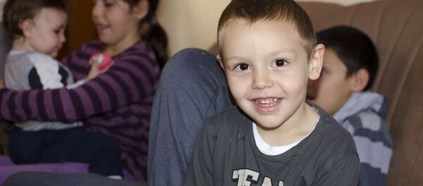 Kao i starija braća i sestre, mali Filip raduje se svojoj novoj sobi - Sputnik Srbija