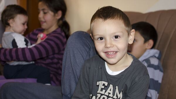 Kao i starija braća i sestre, mali Filip raduje se svojoj novoj sobi - Sputnik Srbija