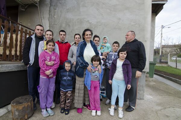 Vranići na okupu, najteže je sa fotografisanjem, uvek je neko u školi - Sputnik Srbija