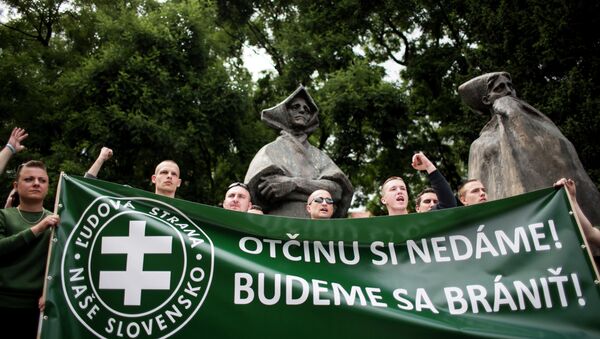 Pristalice anti-islamskog protesta sa transparentom Odbranićemo otadžbinu u Bratislavi - Sputnik Srbija