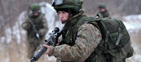 A soldier demonstrates the Ratnik Soldier Combat Equipment Set during a military exercise at Alabino range, Moscow Region A soldier demonstrates the Ratnik Soldier Combat Equipment Set during a military exercise at Alabino range, Moscow Region - Sputnik Србија
