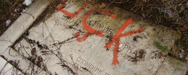 Srpsko grobnje u Đakovici koje su išarali pripadnici UČK išarano sprejem. - Sputnik Srbija