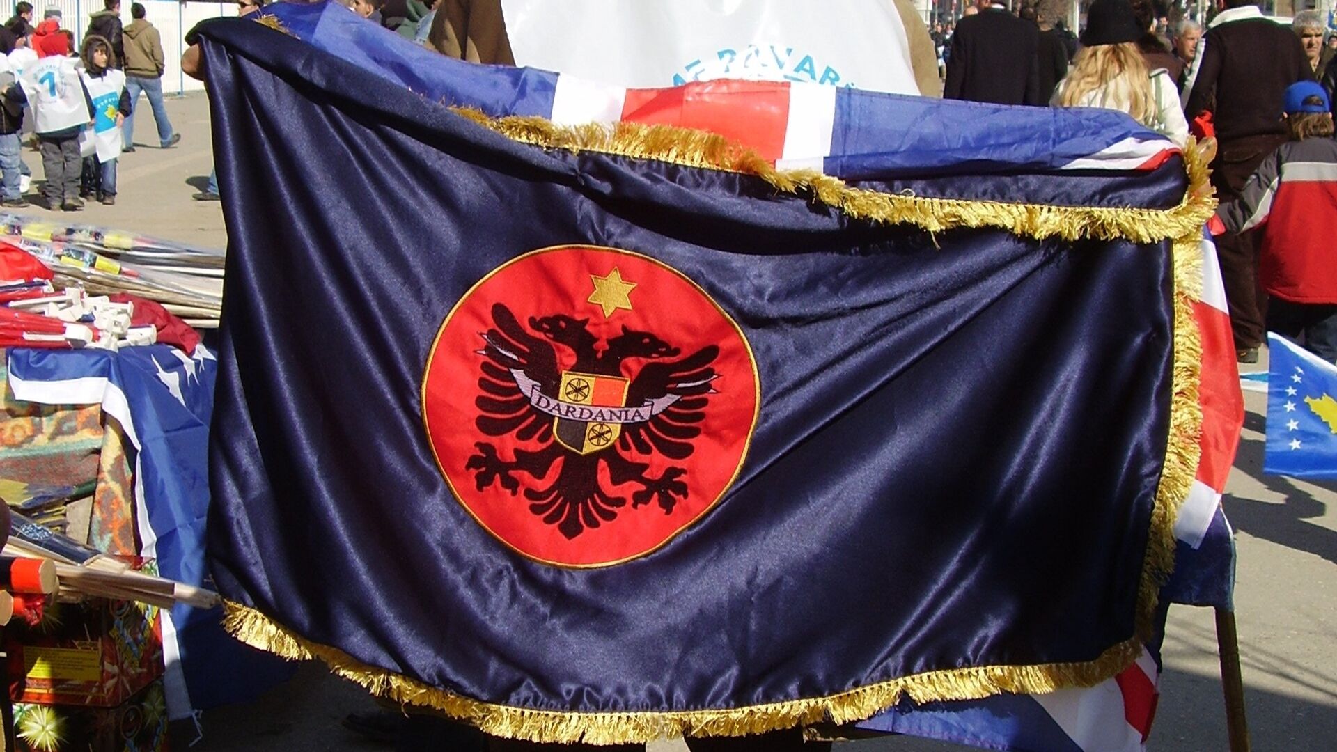 Aлбанац у Приштини са заставом Дарданије (Илирске државе која се простирала на територији данашњег Косова, јужне Србије, Македоније и Албаније) Aлбанац у Приштини са заставом Дарданије (Илирске државе која се простирала на територији данашњег Косова, јужне Србије, Македоније и Албаније) - Sputnik Србија, 1920, 15.06.2026