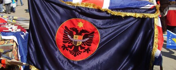 Albanac u Prištini sa zastavom Dardanije (Ilirske države koja se prostirala na teritoriji današnjeg Kosova, južne Srbije, Makedonije i Albanije) Albanac u Prištini sa zastavom Dardanije (Ilirske države koja se prostirala na teritoriji današnjeg Kosova, južne Srbije, Makedonije i Albanije) - Sputnik Srbija