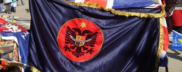 Albanac u Prištini sa zastavom Dardanije (Ilirske države koja se prostirala na teritoriji današnjeg Kosova, južne Srbije, Makedonije i Albanije) - Sputnik Srbija