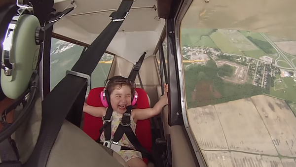 Девојчица се хистерично смеје на првом лету - Sputnik Србија
