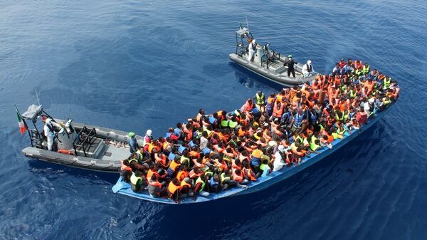 Oficiri irske mornarice na  brodu Le Etna spašavaju migranate u Sredozemnom moru. - Sputnik Srbija