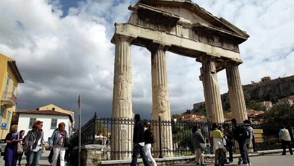 Turisti šetaju ispred kapije Rimske agore u Atini, Grčka - Sputnik Srbija