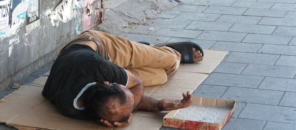 Prosjak leži na ulici - Sputnik Srbija