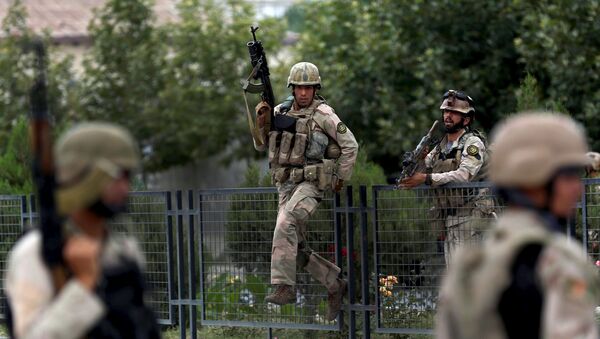 Афганские силы безопасности патрулируют улицу после взрывов в Кабуле - Sputnik Србија