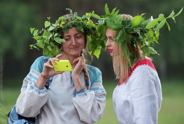 Учесници празника летњег Сунцостаја у селу Окуњево - Sputnik Србија