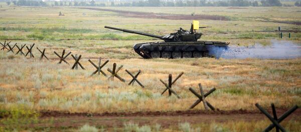 Тенк Т-72Б3 на војном такмичењу у тенковском биатлону код Волгограда. Тенк Т-72Б3 на војном такмичењу у тенковском биатлону код Волгограда. - Sputnik Србија