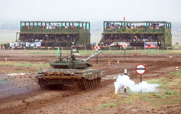 Тенк Т-72Б3 на војном такмичењу у тенковском биатлону у Волгограду. - Sputnik Србија