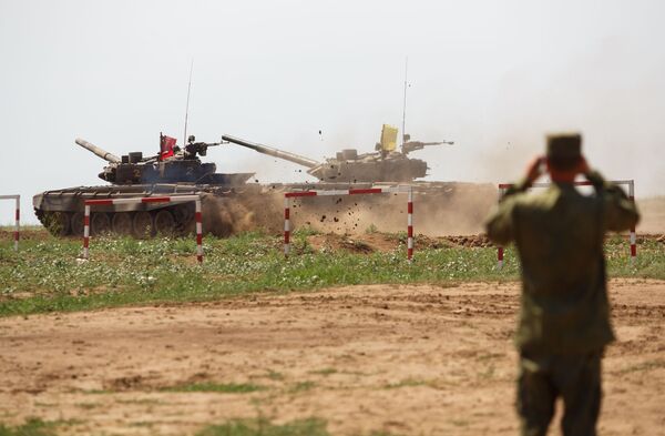 Тенкови Т-72Б3 на војном такмичењу у тенковском биатлону у Волгограду. - Sputnik Србија