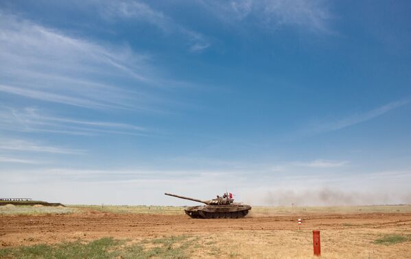 Тенк Т-72Б3 на затварању војног такмичења у тенковском биатлону у Волгограду. - Sputnik Србија
