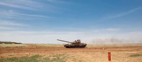 Тенк Т-72Б3 на затварању војног такмичења у тенковском биатлону у Волгограду. Тенк Т-72Б3 на затварању војног такмичења у тенковском биатлону у Волгограду. - Sputnik Србија