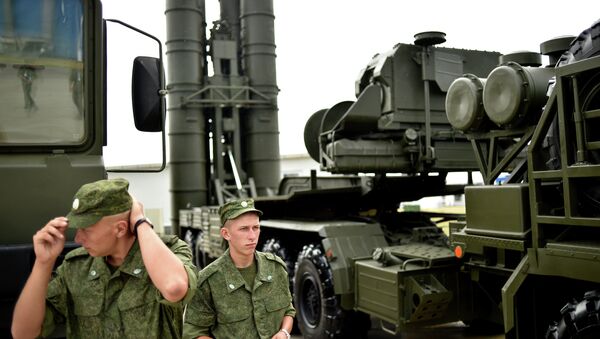 Руски војници чувају стражу у близини система противваздушне одбране С-400 - Sputnik Србија