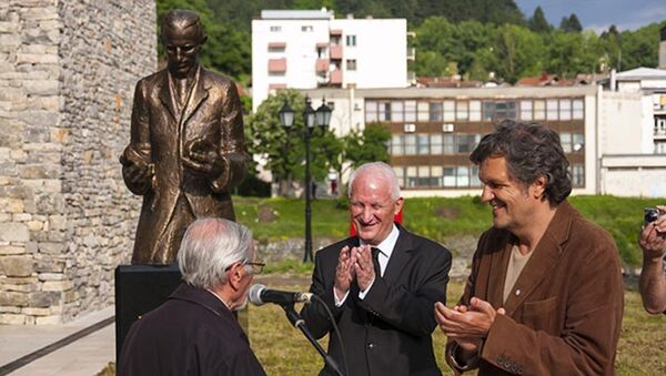 Matija Bećković i Emir Kusturica otkrili spomenik Nikoli Tesli u Andrićgradu - Sputnik Srbija