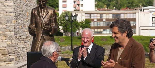 Матија Бећковић и Емир Кустурица открили споменик Николи Тесли у Андрићграду - Sputnik Србија
