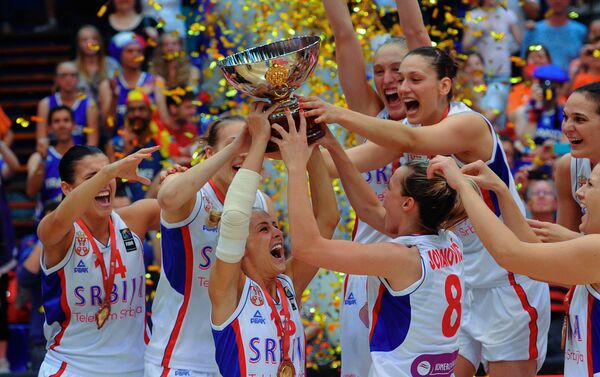Srpkse košarkašice sa trofejem prvaka Evrope - Sputnik Srbija