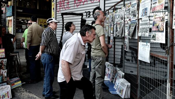Људи читају новине у центру Атине 30. јуна, 2015 - Sputnik Србија
