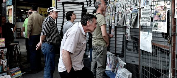 Ljudi čitaju novine u centru Atine 30. juna, 2015 - Sputnik Srbija
