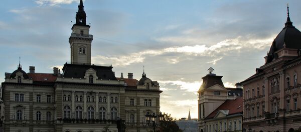 Пошто постоје снажне силе које теже томе да Војводина буде или претворена у федералну јединицу или да буде отцепљена, најбоље решење је да главни град Србије буде премештен у Нови Сад и да све установе буду премештене у Нови Сад, предлаже историчар Чедомир Антић - Sputnik Србија
