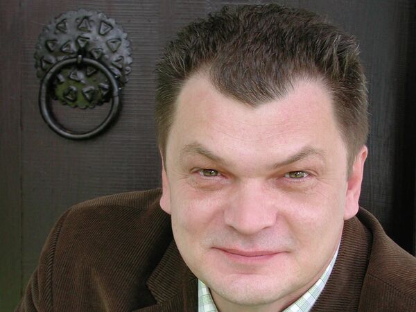 Горан Петровић је одавно популаран међу Русима, а на руском језику недавно је објављен његов роман „Испод таванице која се љуспа“. Горан Петровић је одавно популаран међу Русима, а на руском језику недавно је објављен његов роман „Испод таванице која се љуспа“. - Sputnik Србија