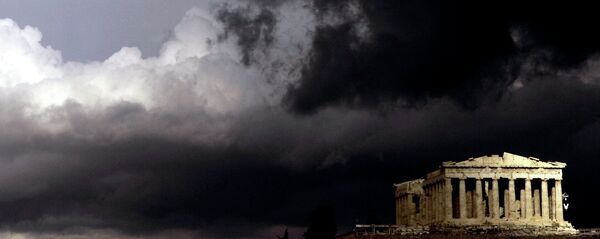 Dark clouds pass over a semi-sunlit Parthenon temple atop the ancient Acropolis Hill in Athens Dark clouds pass over a semi-sunlit Parthenon temple atop the ancient Acropolis Hill in Athens - Sputnik Srbija