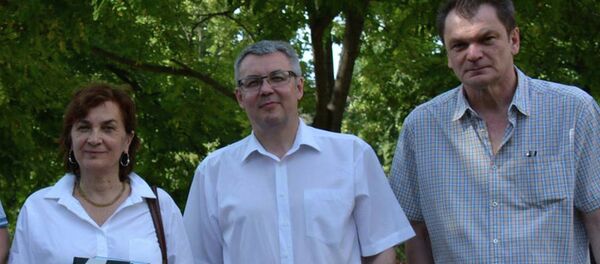 Ruski pisac Aleksandar Novopašin sa našim piscima Goranom Petrovićem i GordanomĆirjanić Ruski pisac Aleksandar Novopašin sa našim piscima Goranom Petrovićem i GordanomĆirjanić - Sputnik Srbija