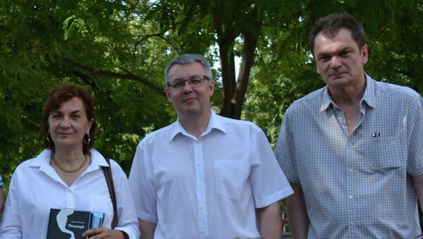 Ruski pisac Aleksandar Novopašin sa našim piscima Goranom Petrovićem i GordanomĆirjanić - Sputnik Srbija