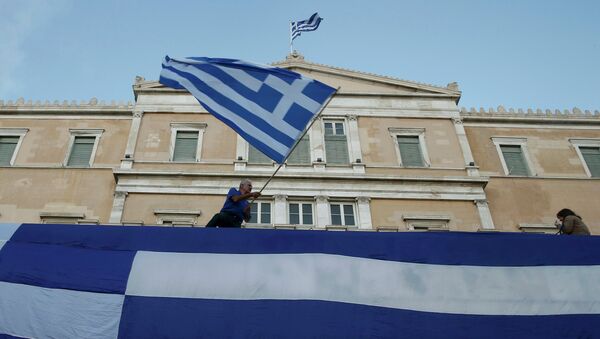 Zastava Grčke se vijori ispred zgrade parlamenta u Atini - Sputnik Srbija