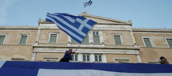 Застава Грчке се вијори испред зграде парламента у Атини - Sputnik Србија
