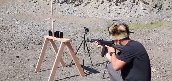 Puška AK-47 protiv Ajfona Puška AK-47 protiv Ajfona - Sputnik Srbija