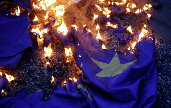 Застава ЕУ спаљена у Атини - Sputnik Србија