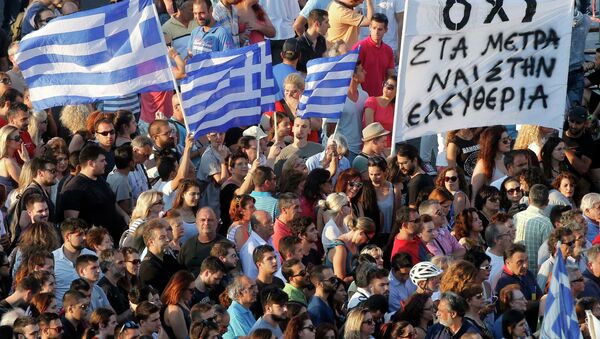 Demonstrators wave greek flags during an anti-austerity rally in front of the parliament building in Athens, Greece, July 3, 2015 - Sputnik Srbija