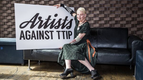 Vivijen Vestvud pozira za kampanju Umetnici protiv TTIP - Sputnik Srbija