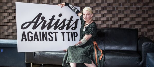 Vivijen Vestvud pozira za kampanju Umetnici protiv TTIP - Sputnik Srbija