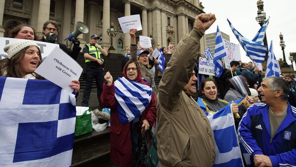 Protestors wave the Greek flag as they shout Oxi (No) during the Melbourne stands with Greece solidarity rally outside Parliament House in Melbourne on July 4, 2015 - Sputnik Србија