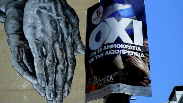 Руке насликане на зиду, а поред је билборд који позива Грке да гласају НЕ на референдуму - Sputnik Србија