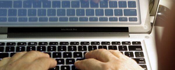 Руке на тастатури Руке на тастатури - Sputnik Србија