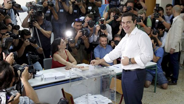 Grčki premijer Aleksis Cipras glasa na referendumu u Atini, 5. jula 2015. - Sputnik Srbija