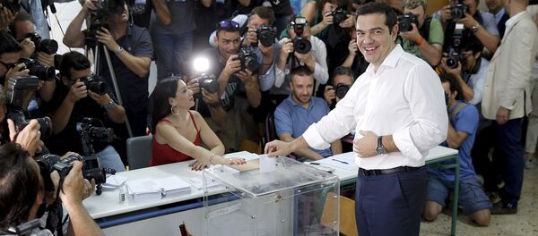 Grčki premijer Aleksis Cipras glasa na referendumu u Atini, 5. jula 2015. - Sputnik Srbija