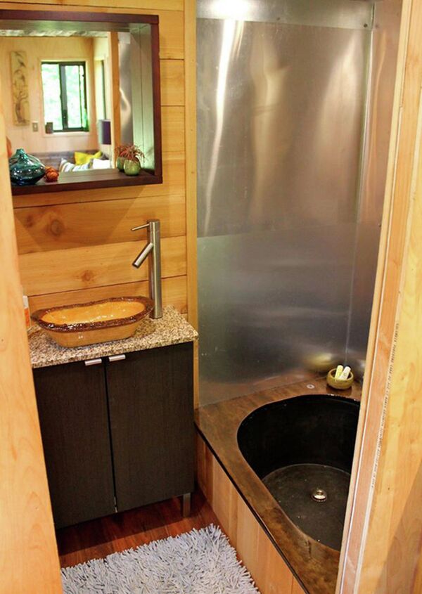 Sastoji se od dve potkrovne konstrukcije, instalacija, tuša, šporeta i sudopere Sastoji se od dve potkrovne konstrukcije, instalacija, tuša, šporeta i sudopere - Sputnik Srbija