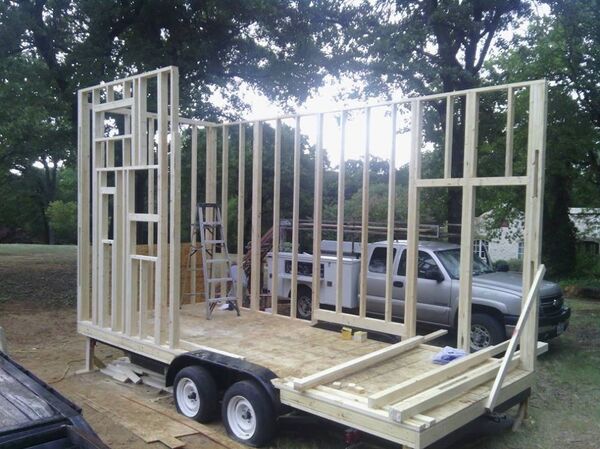 Realizacija projekta mini-kuće koštala je 20.000 dolara, koje je student obezbedio iz svoje ušteđevine i donacija meštana. Realizacija projekta mini-kuće koštala je 20.000 dolara, koje je student obezbedio iz svoje ušteđevine i donacija meštana. - Sputnik Srbija