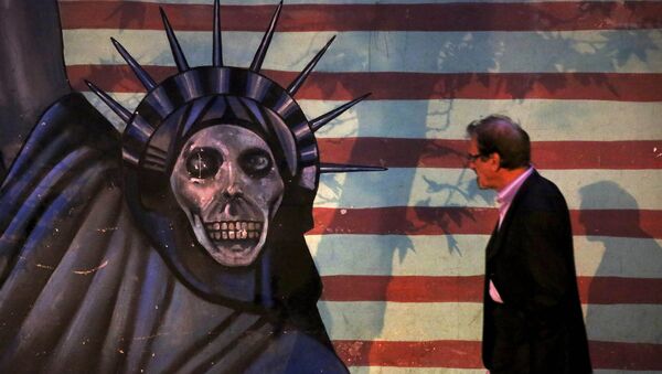 Сатирично сликарство Кипа слободе насликано на зиду бивше америчке амбасаде у Техерану, Иран - Sputnik Србија
