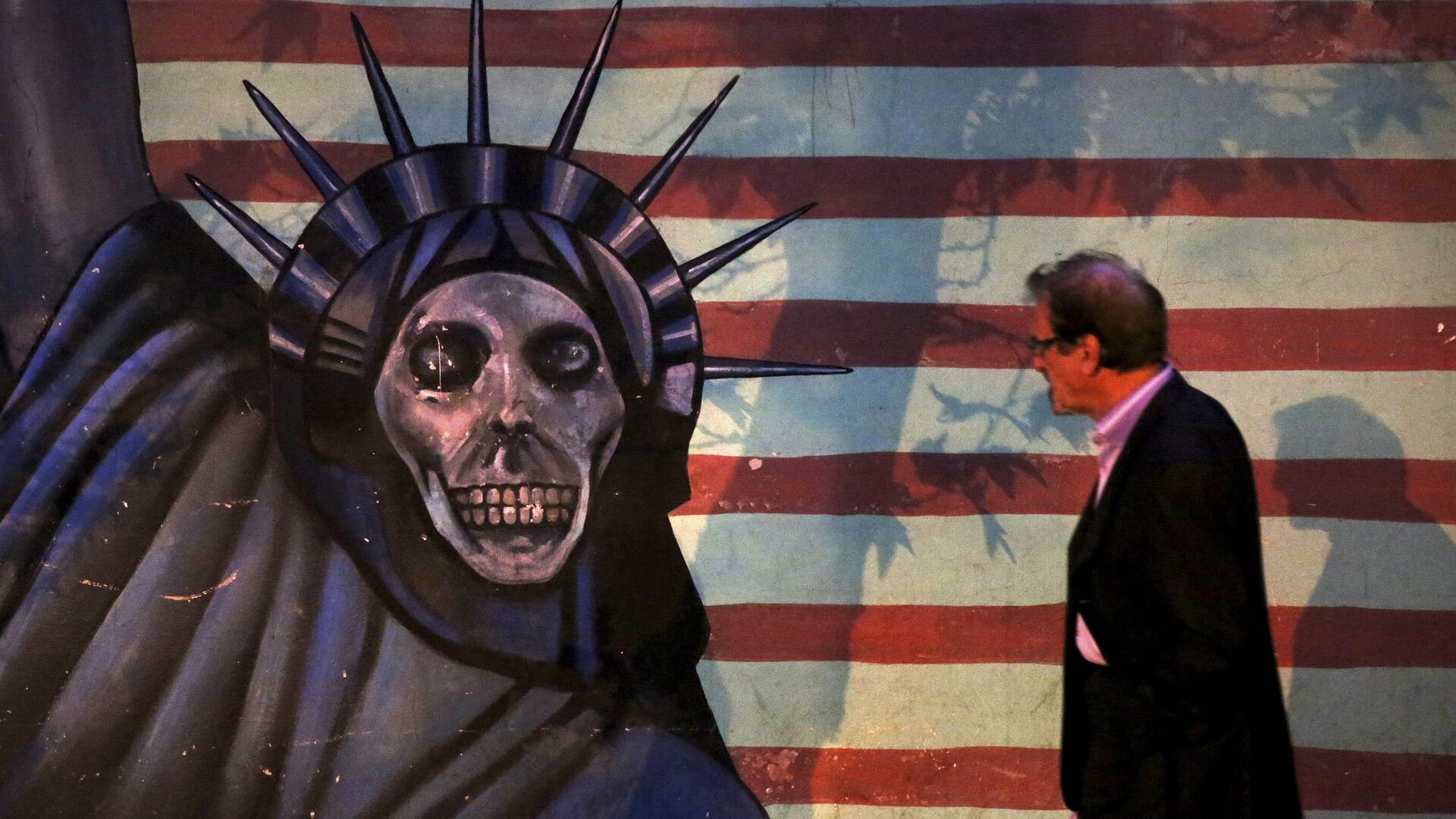 Сатирично сликарство Кипа слободе насликано на зиду бивше америчке амбасаде у Техерану, Иран - Sputnik Србија, 1920, 11.02.2024