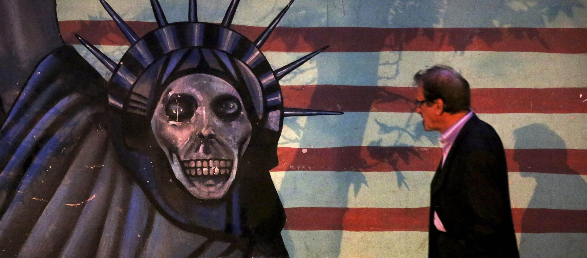 Сатирично сликарство Кипа слободе насликано на зиду бивше америчке амбасаде у Техерану, Иран - Sputnik Србија, 1920, 21.09.2020