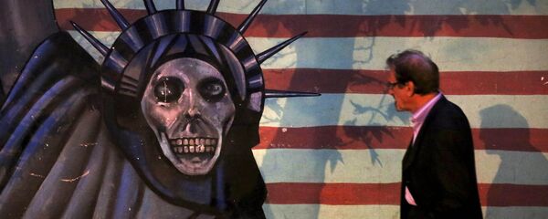 Сатирично сликарство Кипа слободе насликано на зиду бивше америчке амбасаде у Техерану, Иран - Sputnik Србија